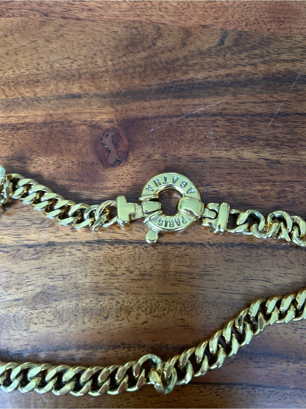VINTAGE AGATHA PARIS GOLD TONE NECKLACE LARGE SIGNED CLASP - Picture 4 of 5